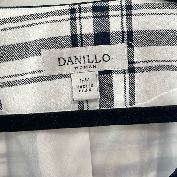 🤍 Plus Size Navy and White Plaid Blazer 🤍 - Picture 3 of 6